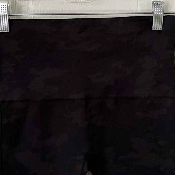Spanx Look At Me Now Seamless Black Grey Camo Leggings Size Medium Athleisure - Picture 4 of 13